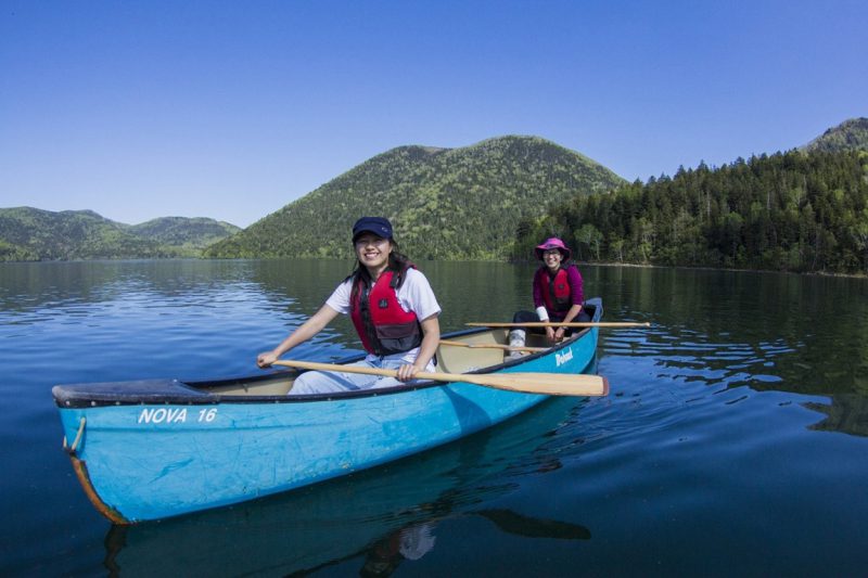 然別湖カヌー体験とネイチャー散策 - Slow Travel HOKKAIDO（スロウトラベル北海道） ｜北の旅行・ツアーサイト